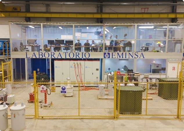 Equipo de técnicos reparando transformador