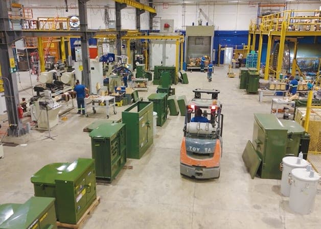 Técnico trabajando en componentes